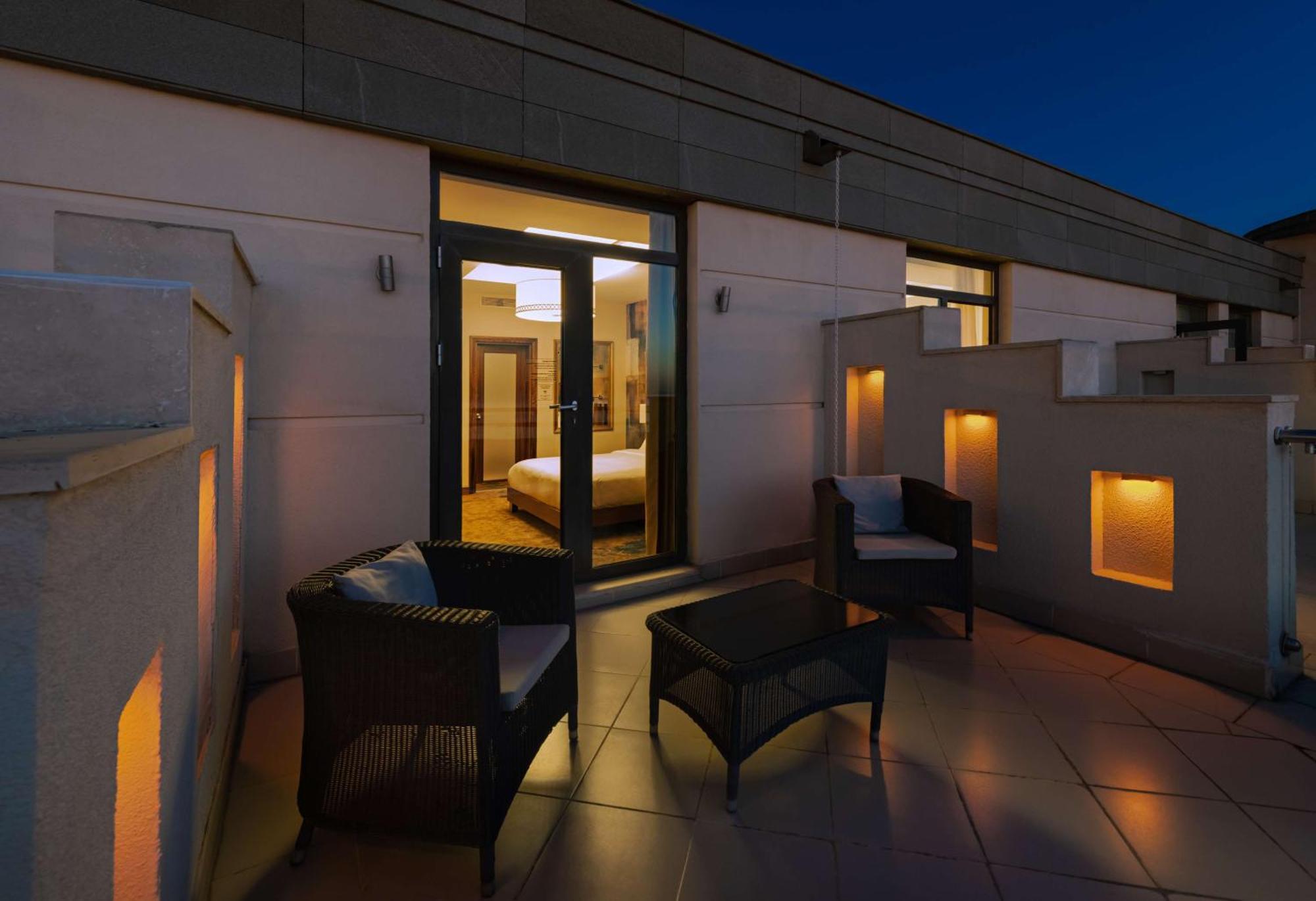 Doubletree By Hilton Van Exteriör bild