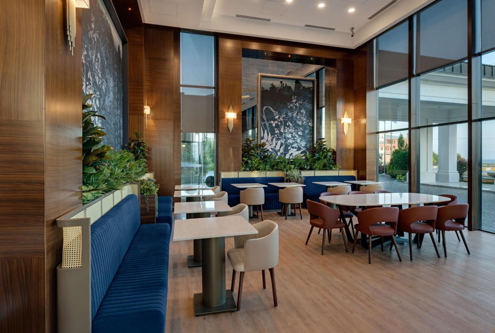 Doubletree By Hilton Van Exteriör bild