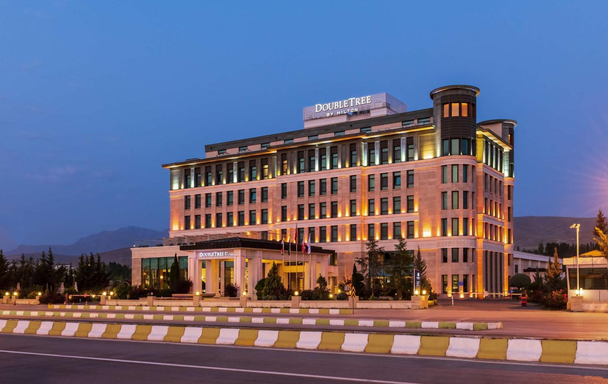 Doubletree By Hilton Van Exteriör bild